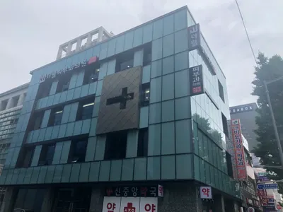 더웰피부과의원 — 업체가 네이버 플레이스에 올린 사진 1