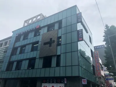 더웰피부과의원 — 업체가 네이버 플레이스에 올린 사진 2